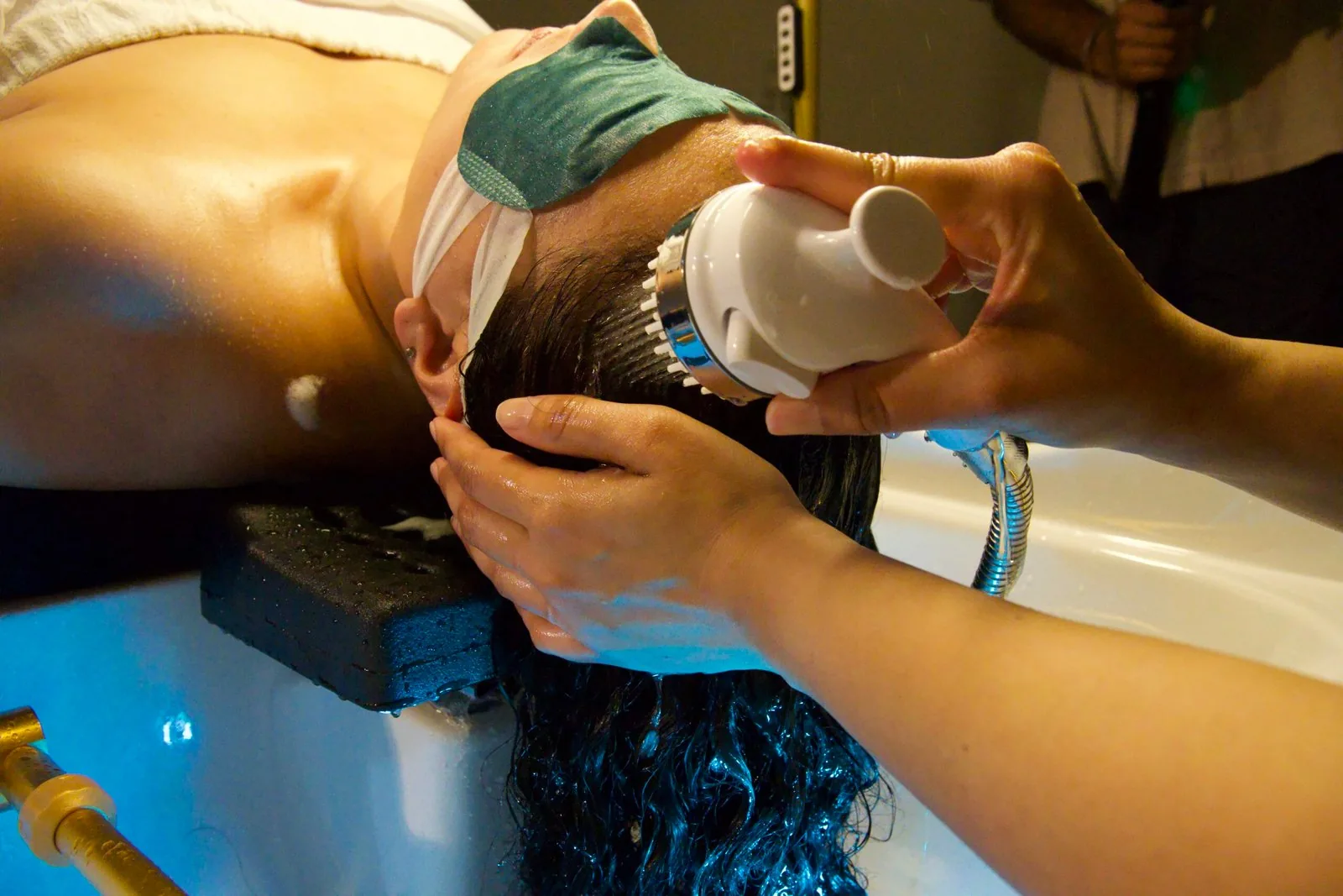 A client relaxing during a Skinholic head spa ritual.