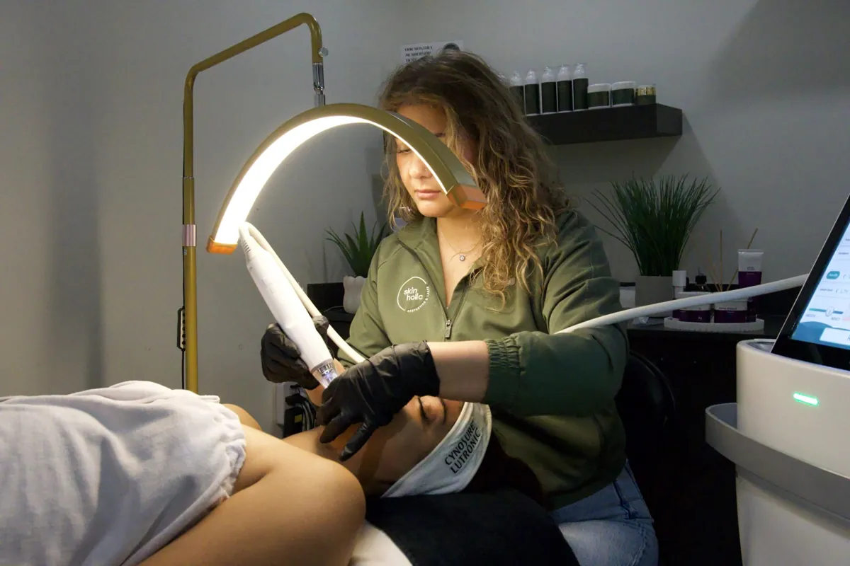 A Skinholic practitioner performing RF microneedling.